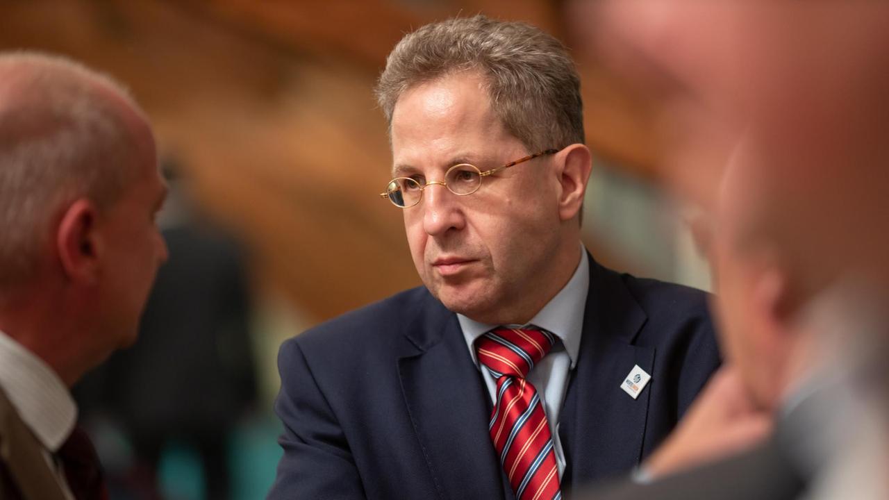 Hans-Georg Maaßen (CDU), Ex-Verfassungsschutzpräsident, spricht im Hotel «Der Lindenhof» im Landtagswahlkampf mit örtlichen Kandidaten der CDU Thüringen. 