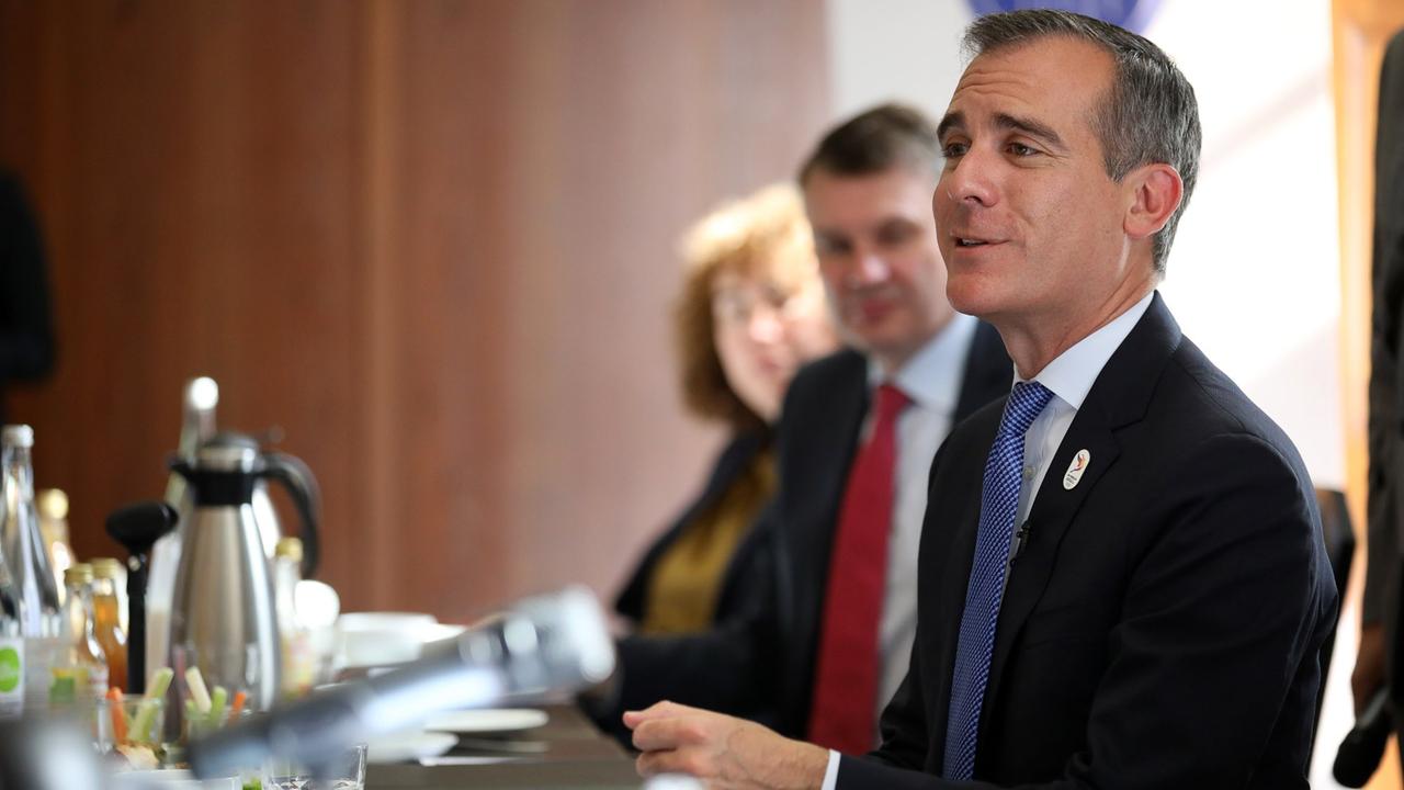 Eric Garcetti, Bürgermeister von Los Angeles im US-Bundesstaat Kalifornien bei der Veranstaltung von Deutschlandfunk Kultur und dem Aspen Institute im Schöneberger Rathaus in Berlin Eric Garcetti, Bürgermeister von Los Angeles im US-Bundesstaat Kalifornien bei der Veranstaltung von Deutschlandfunk Kultur und dem Aspen Institute im Schöneberger Rathaus in Berlin