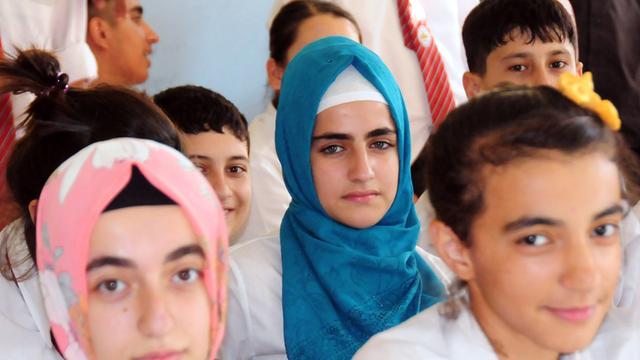 Türkische Schüler tragen Kopftücher.