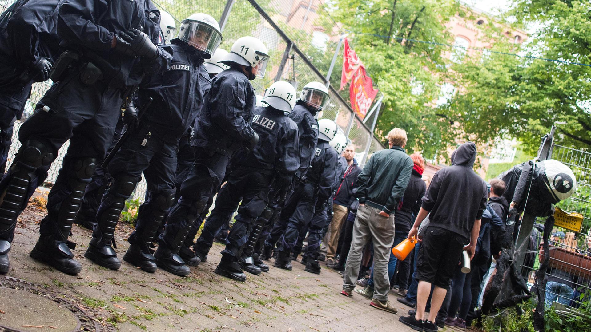 Polizeieinsatz am Hamburger Kulturzentrum "KoZe": Mit zwei Hundertschaften, Wasserwerfern und Räumfahrzeugen wurden Bauarbeiten geschützt; Aufnahme vom 27. Juli 2015 Polizeieinsatz am Hamburger Kulturzentrum "KoZe": Mit zwei Hundertschaften, Wasserwerfern und Räumfahrzeugen wurden Bauarbeiten geschützt; Aufnahme vom 27. Juli 2015