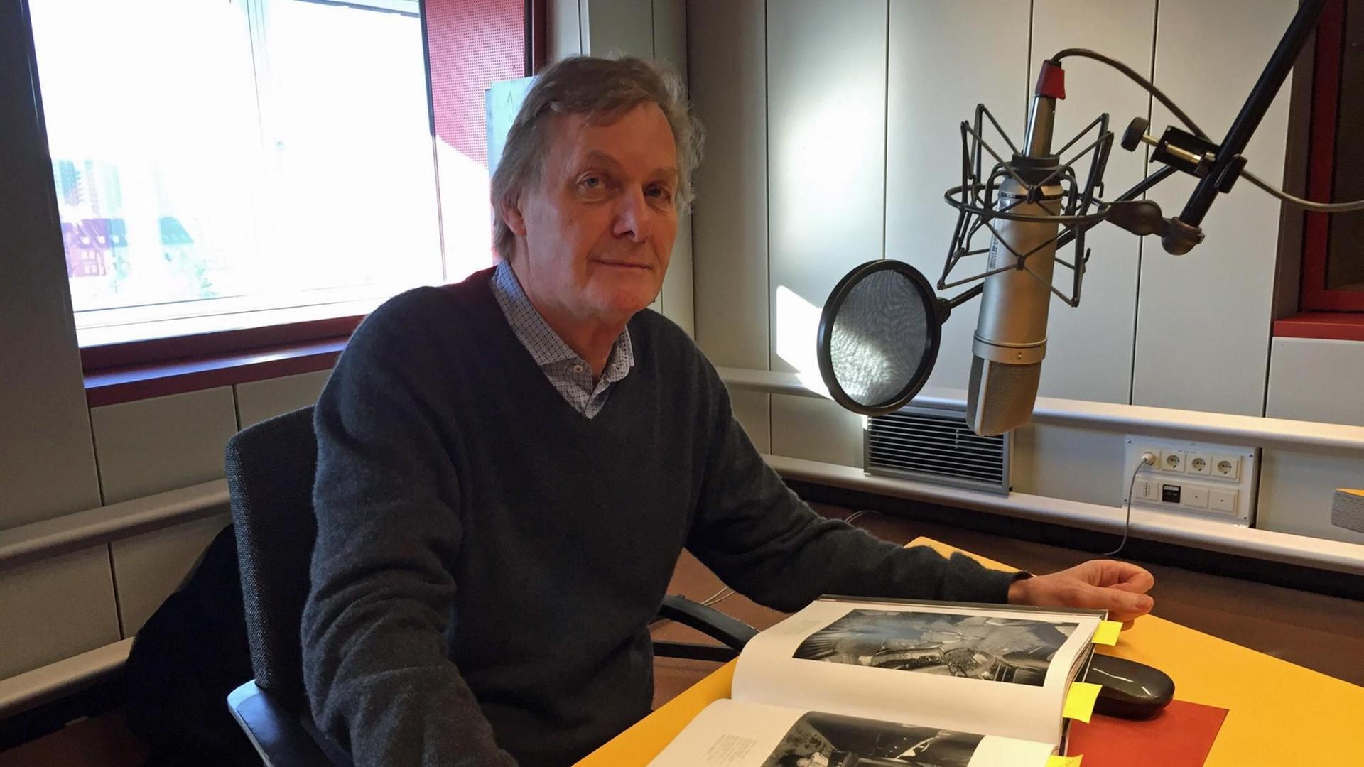 Wilfried Kaute im Studio des Deutschlandfunks. Wilfried Kaute im Studio des Deutschlandfunks.
