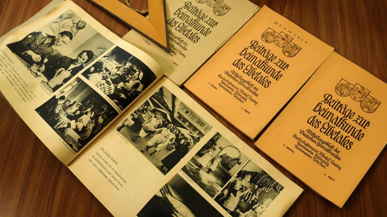 Deutschsprachige Heimatliteratur aus der Zeit vor 1945, die in den ehemaligen Häusern von Vertriebenen gefunden wurde und im Stadtmuseum von Ústi nad Labem aufbewahrt wird.