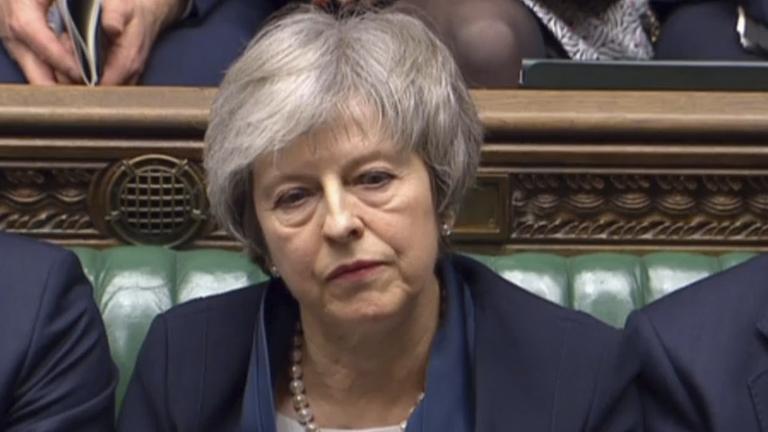 Das Foto zeigt die britische Premierministerin Theresa May kurz nachdem sie die Abstimmung im Unterhaus über den Brexit-Vertrag verloren hat.