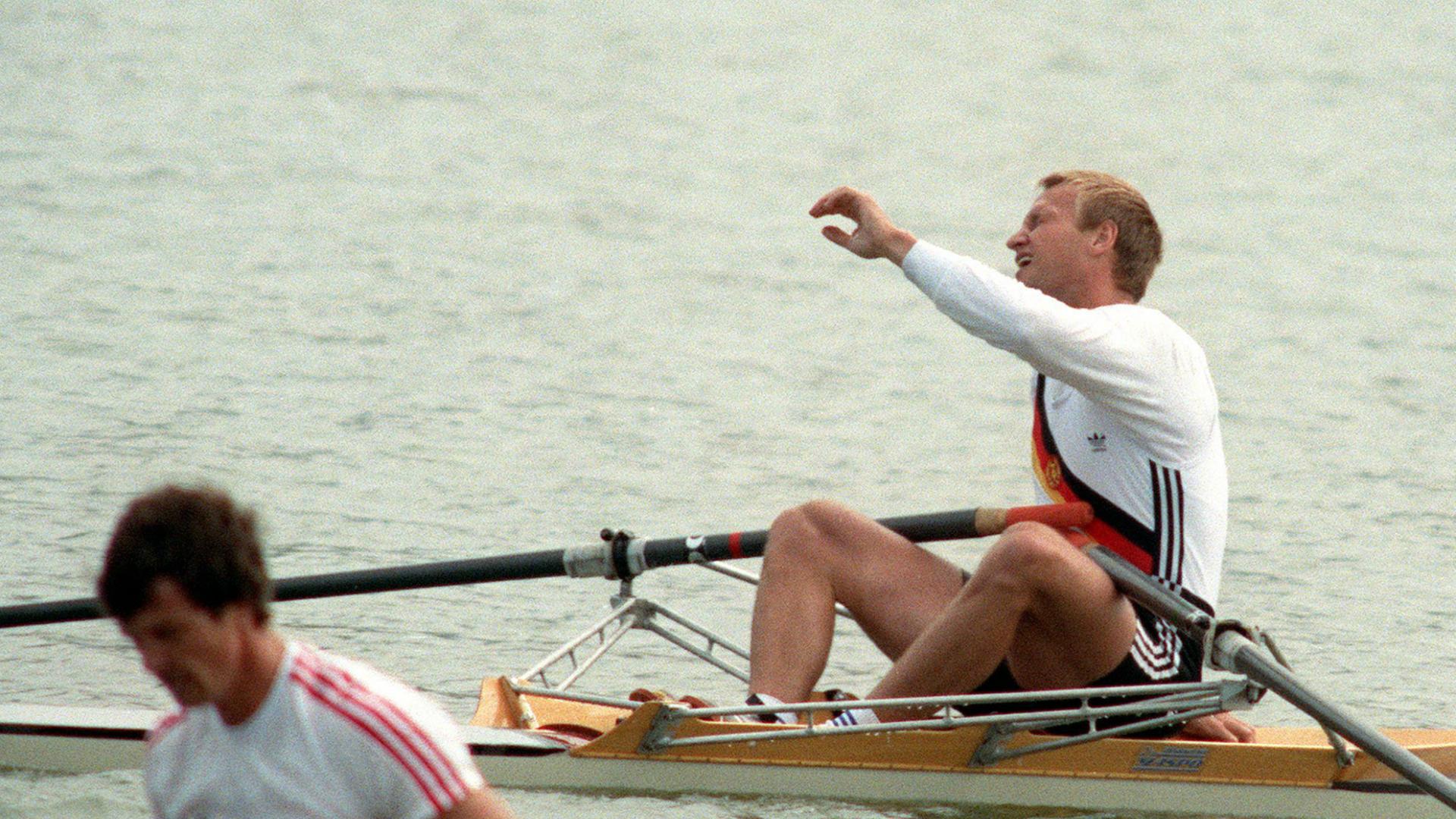 Thomas Lange hebt nach dem Olympia-Finale 1988 triumphierend den Arm, Peter Michael Kolbe lässt den Kopf hängen.