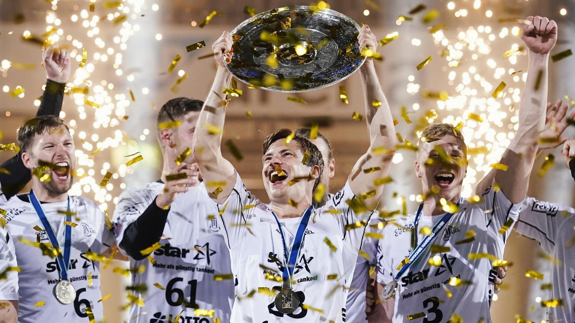 Spieler von Kiel halten nach dem Gewinn der deutschen Meisterschaft die Meister-Schale nach oben. Spieler von Kiel halten nach dem Gewinn der deutschen Meisterschaft die Meister-Schale nach oben.