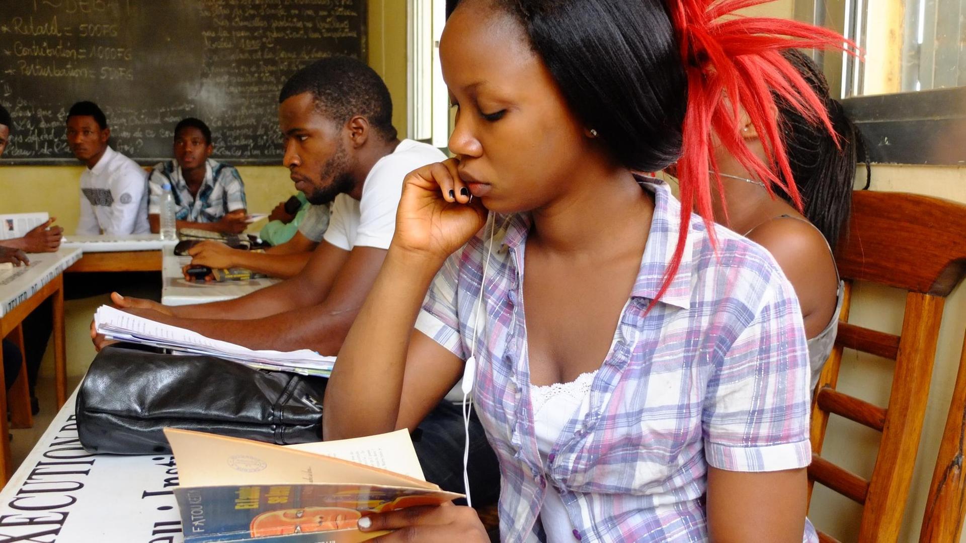 Lesesaal der einzigen Bibliothek in Conakry, der Hauptstadt von Guinea in Westafrika. Lesesaal der einzigen Bibliothek in Conakry, der Hauptstadt von Guinea in Westafrika.