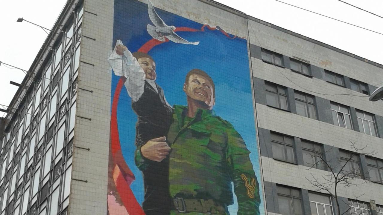 Donezk: Die Wandmalerei im sozialistischen Stil zeigt den Präsident der "DNR" Donezk: Die Wandmalerei im sozialistischen Stil zeigt den Präsident der "DNR"