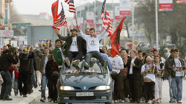 Kosovo-Albaner schwenken die albanische Fahne und US-Flaggen im April 2008 in Pristina nach dem Freispruch für den früheren Ministerpräsidenten Ramush Haradinaj, dem Folter und Ermordung von Serben während des Kriegs von 1998-99 vorgeworfen werden