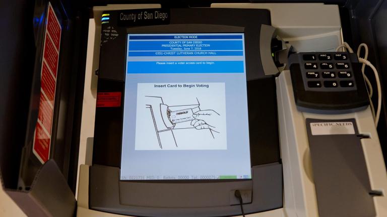Ein Wahlgerät bei der Vorwahl in einem Wahllokal in Pacific Beach, USA.