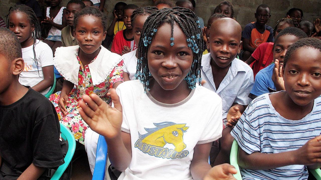 Schülerinnen einer Schulklasse in Luanda.