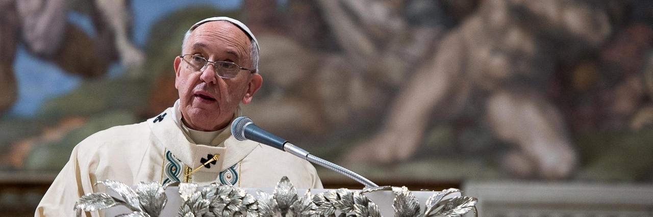 Der Papst spricht in ein Mikrophon, im Hintergrund erscheinen die Gemälde der Sixtinischen Kapelle.