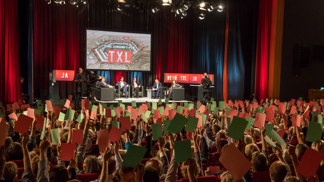 Am 19. September 2017 diskutierten der Regierende Bürgermeister Michael Müller, Wirtschaftssenatorin Ramona Pop, der Berliner FDP-Vorsitzende Sebastian Czaja und andere in der Urania über die Zukunft des Flughafens Tegel. Am 19. September 2017 diskutierten der Regierende Bürgermeister Michael Müller, Wirtschaftssenatorin Ramona Pop, der Berliner FDP-Vorsitzende Sebastian Czaja und andere in der Urania über die Zukunft des Flughafens Tegel.