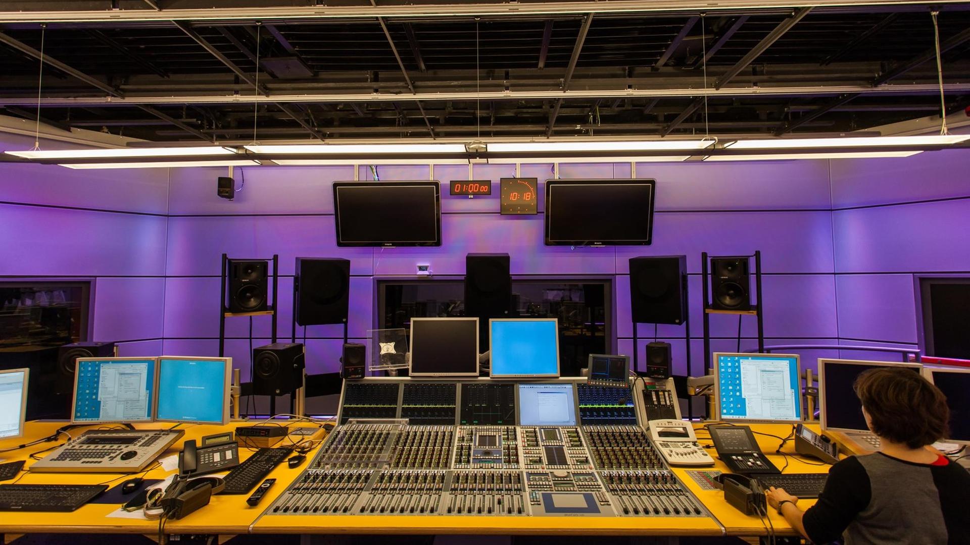 Blick in die Regie des Hörspielstudios im Deutschlandfunks auf Mischpult und Monitore. Blick in die Regie des Hörspielstudios im Deutschlandfunks auf Mischpult und Monitore.
