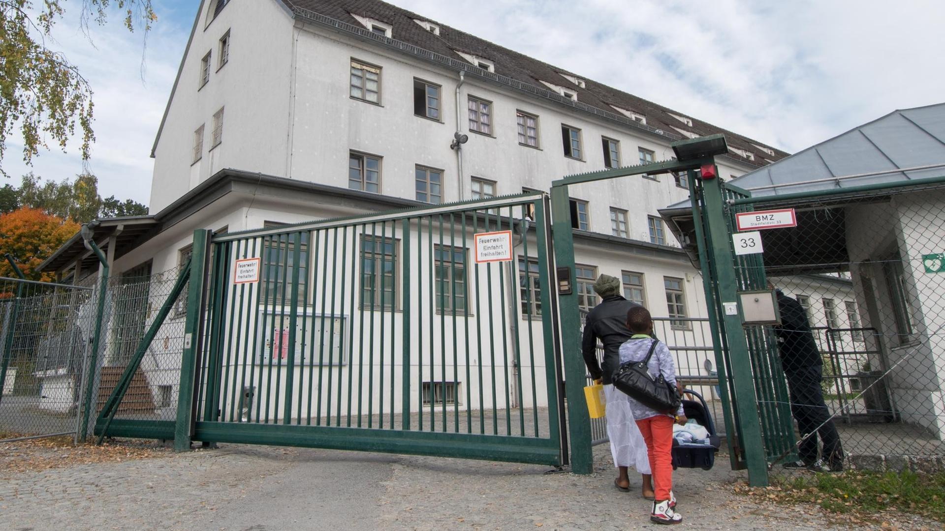 Das Foto zeigt die Unterkunft für Asylbewerber im bayerischen Deggendorf, die eines der sogenannten "Ankerzentren" ist. Das Foto zeigt die Unterkunft für Asylbewerber im bayerischen Deggendorf, die eines der sogenannten "Ankerzentren" ist.