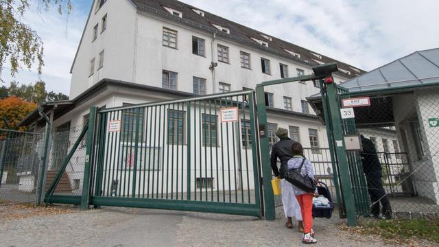 Das Foto zeigt die Unterkunft für Asylbewerber im bayerischen Deggendorf, die eines der sogenannten "Ankerzentren" ist.