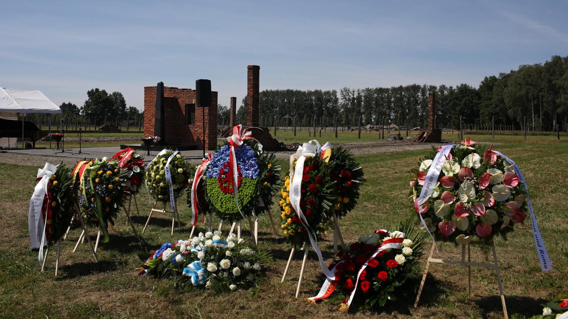Juden, Roma und Sinti und die Evangelische Kirche haben bei einer Gedenkfeier in Auschwitz Kränze abgelegt. Juden, Roma und Sinti und die Evangelische Kirche haben bei einer Gedenkfeier in Auschwitz Kränze abgelegt.