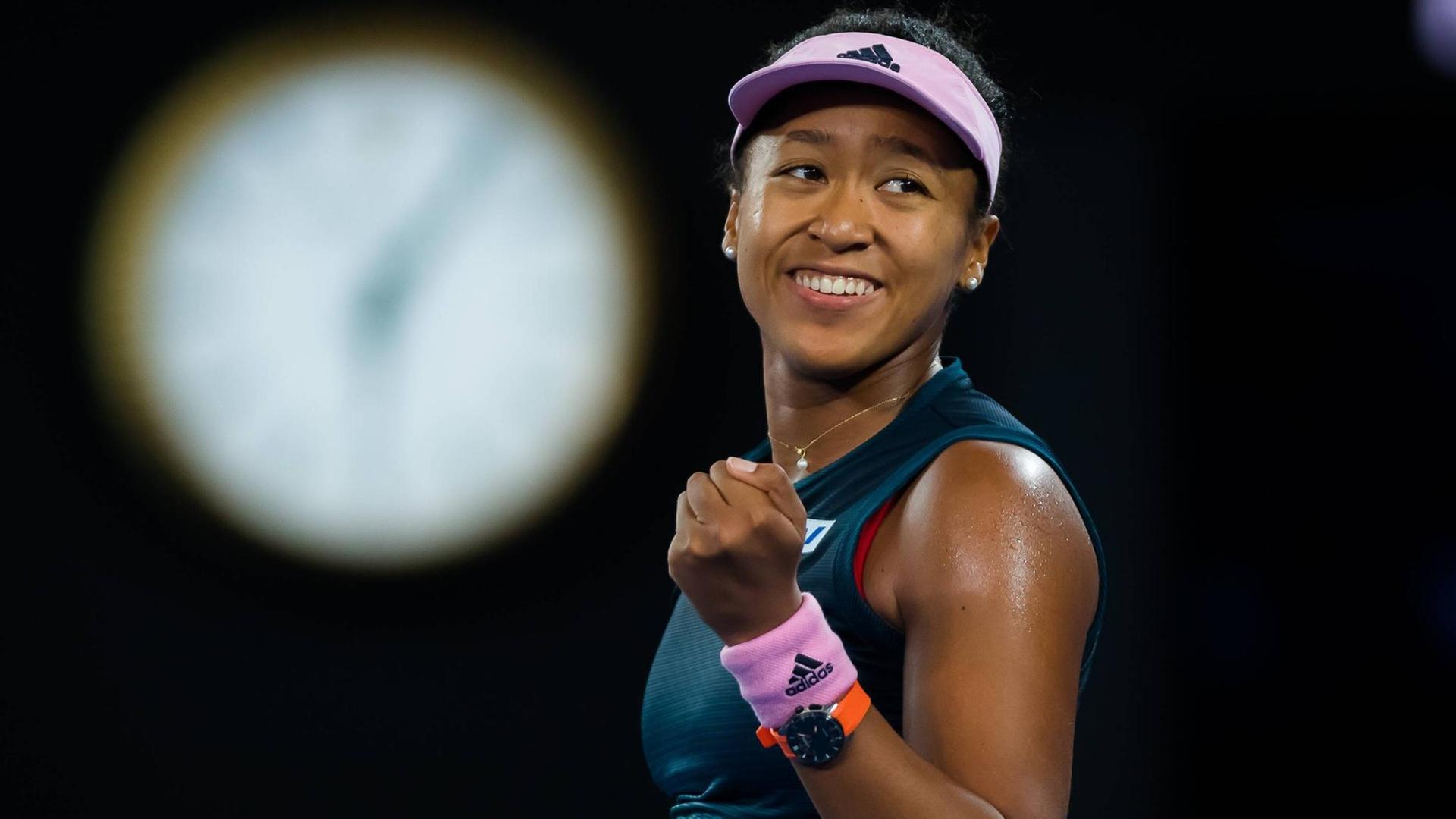 Die Japanerin Naomi Osaka jubelt nach ihrem Sieg über die Tschechin Karolina Pliskova im Halbfinale der Australien Open. Die Japanerin Naomi Osaka jubelt nach ihrem Sieg über die Tschechin Karolina Pliskova im Halbfinale der Australien Open.