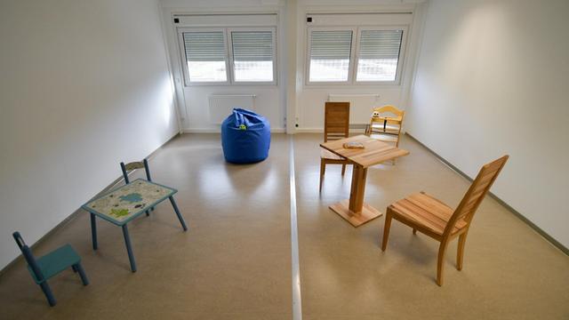 Stühle und Tische stehen im neu eingerichten Abschiebezentrum am Hamburger Flughafen.