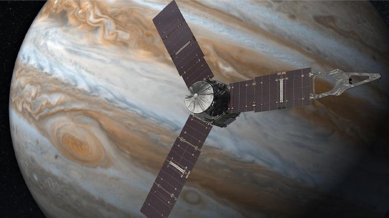 Die Raumsonde Juno vor dem Planeten Jupiter