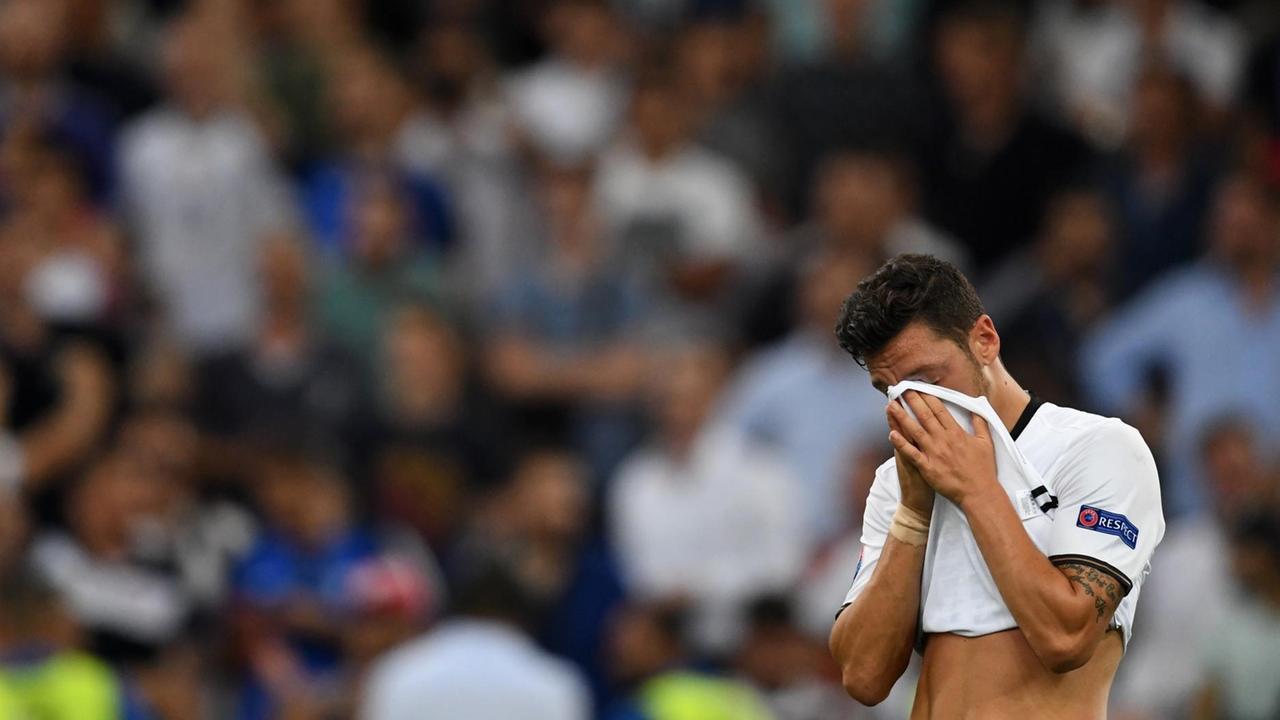 Die deutsche Fußballnationalmannschaft verliert im EM-Halbfinale gegen Frankreich. Mesut Özil trauert (7.7.2016). Die deutsche Fußballnationalmannschaft verliert im EM-Halbfinale gegen Frankreich. Mesut Özil trauert (7.7.2016).