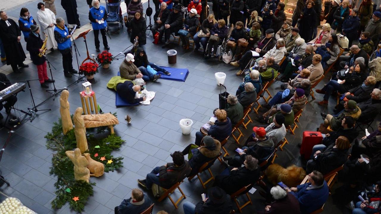 Zahlreiche Menschen nehmen an einem Gottesdienst in Frankfurt am Main (Hessen) teil. Zahlreiche Menschen nehmen an einem Gottesdienst in Frankfurt am Main (Hessen) teil.
