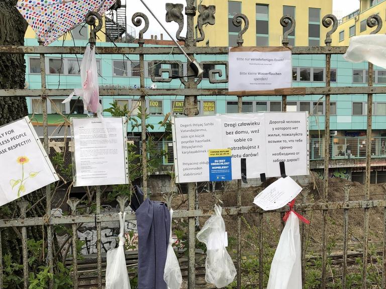 Ein Zaun mitten in der Stadt, an dem Spenden für Obdachlose aufgehängt werden können