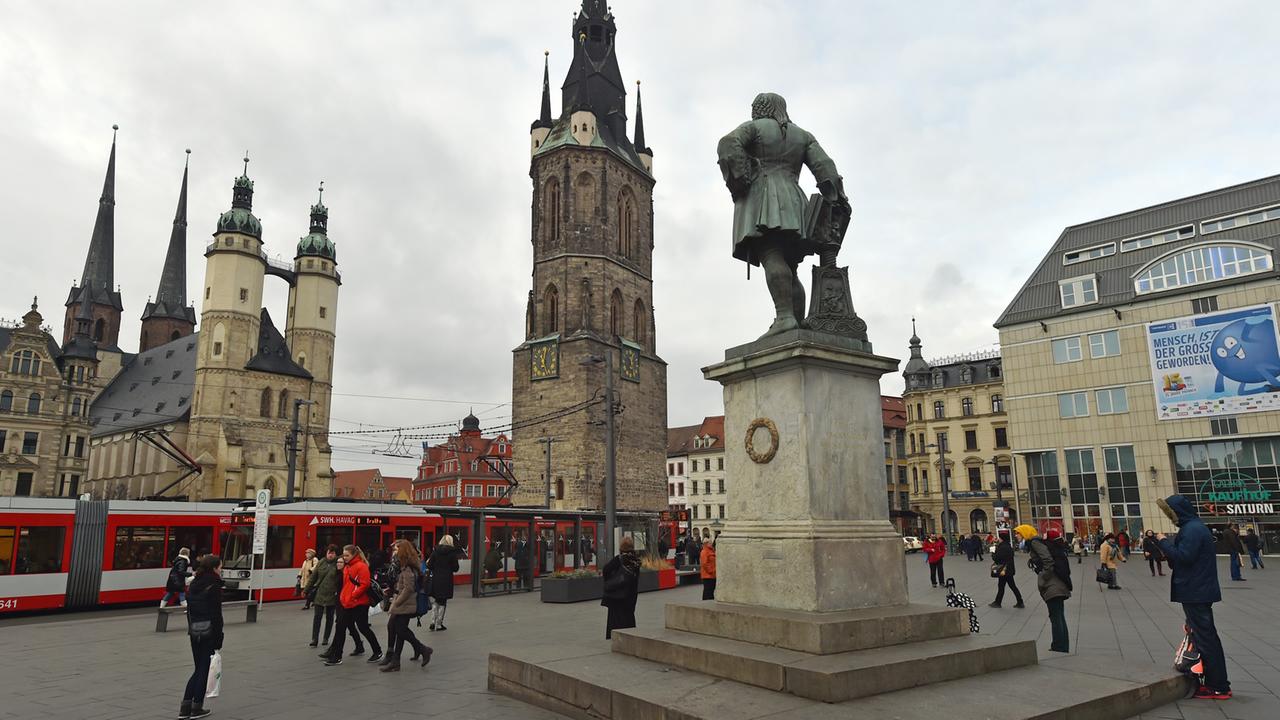 Das Zentrum von Halle (Saale) mit der Marktkirche, dem Roten Turm und dem Händel-Denkmal