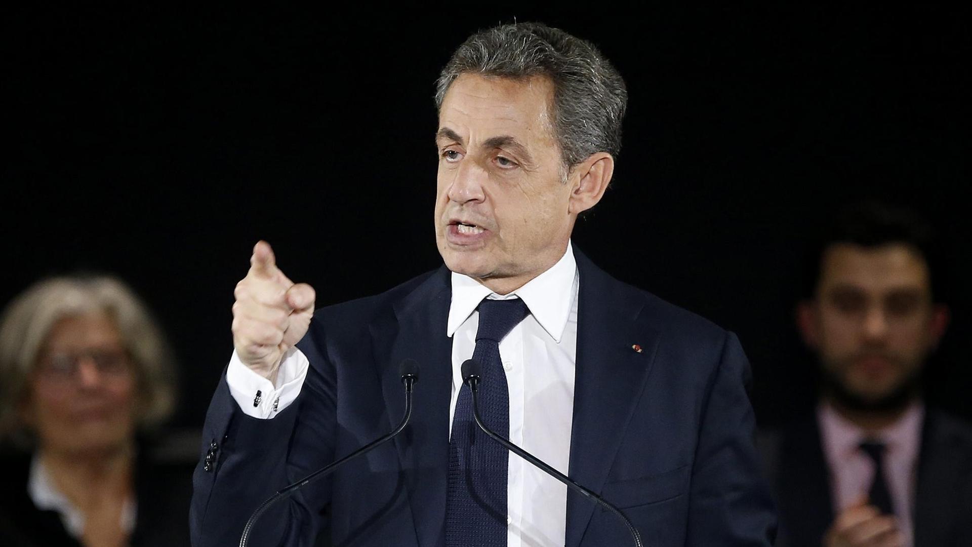 Frankreichs ehemaliger Präsident Nicolas Sarkozy hält eine Rede während seines letzten Wahlkampfes in Nimes, Südfrankreich. Frankreichs ehemaliger Präsident Nicolas Sarkozy hält eine Rede während seines letzten Wahlkampfes in Nimes, Südfrankreich.