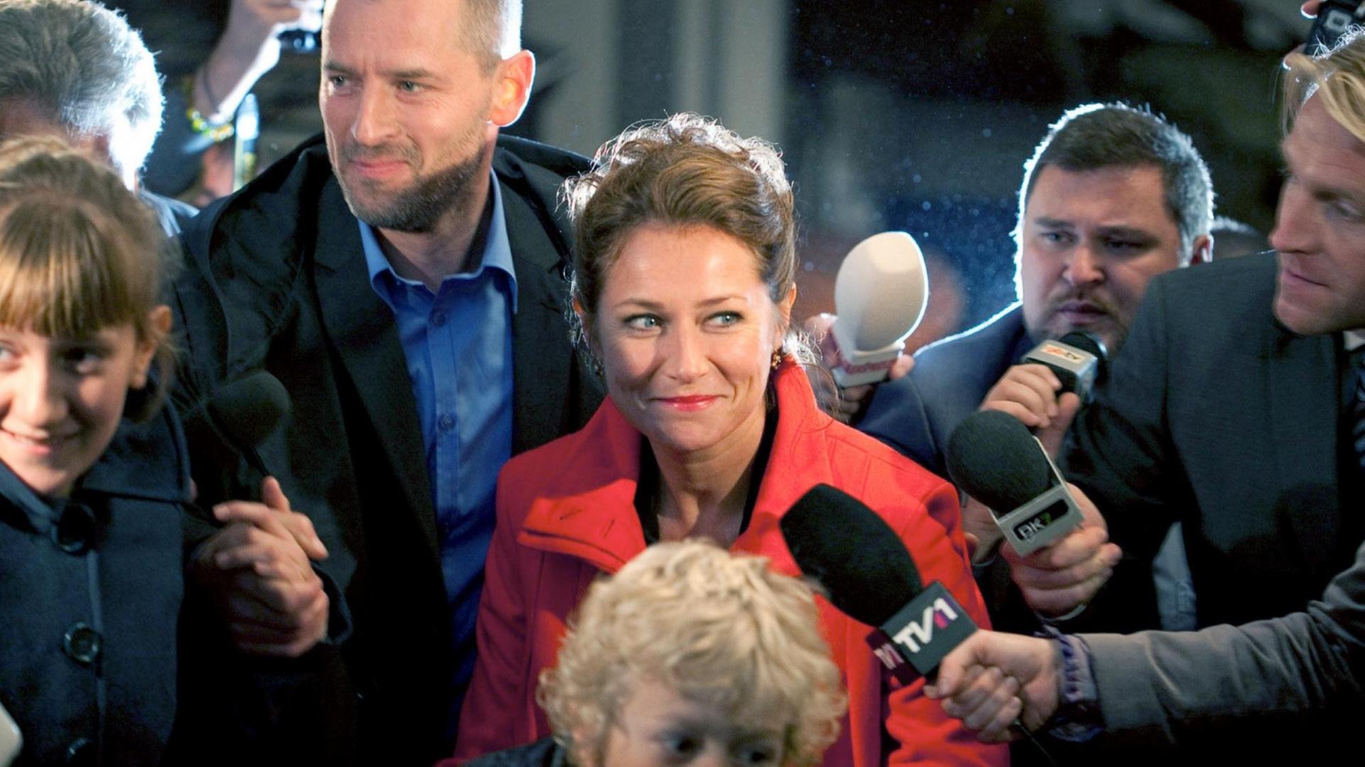 Der Shootingstar der dänischen Politik Birgitte Nyborg Christensen (Sidse Babett Knudsen) inmitten von Journalisten und ihrer Familie. Eine Szene aus der ersten Folge («Wahlkampf») der Serie «Borgen - Gefährliche Seilschaften" |