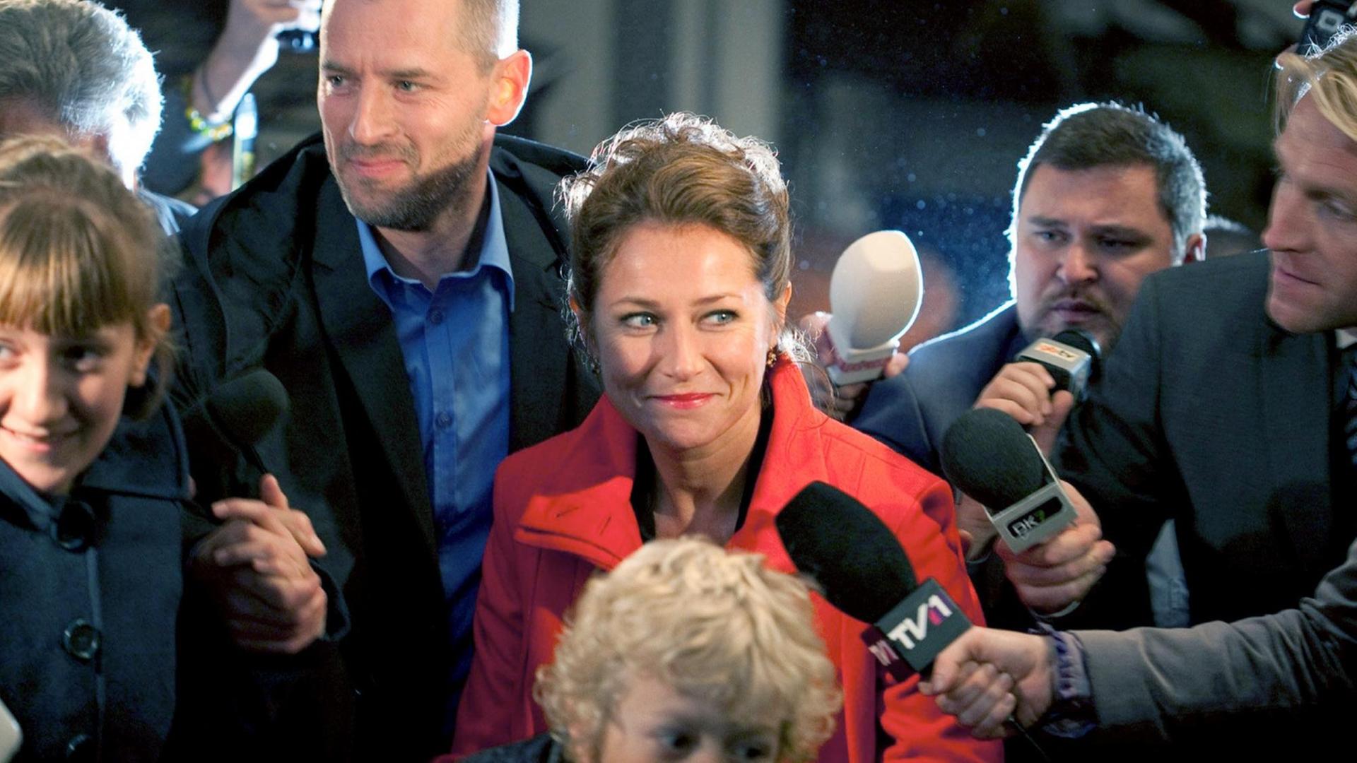 Der Shootingstar der dänischen Politik Birgitte Nyborg Christensen (Sidse Babett Knudsen) inmitten von Journalisten und ihrer Familie. Eine Szene aus der ersten Folge («Wahlkampf») der Serie «Borgen - Gefährliche Seilschaften" | Der Shootingstar der dänischen Politik Birgitte Nyborg Christensen (Sidse Babett Knudsen) inmitten von Journalisten und ihrer Familie. Eine Szene aus der ersten Folge («Wahlkampf») der Serie «Borgen - Gefährliche Seilschaften" |