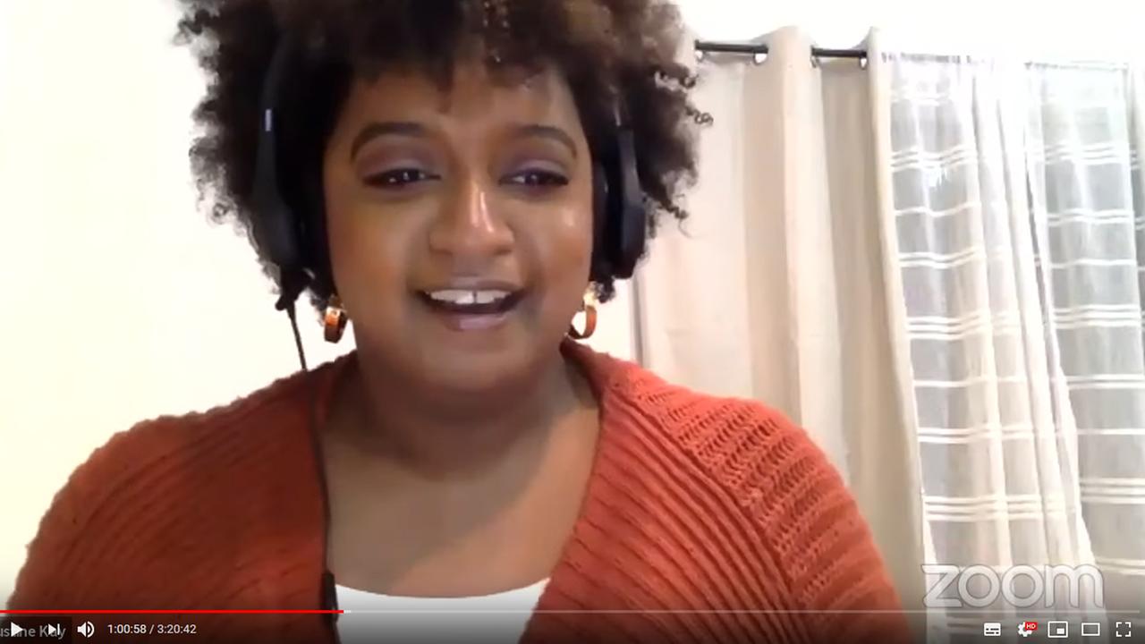 Eine der Youtuberinnen von "2 Black Girls, 1 Rose". Eine Frau sitzt in einem Zimmer vor einer Kamera.