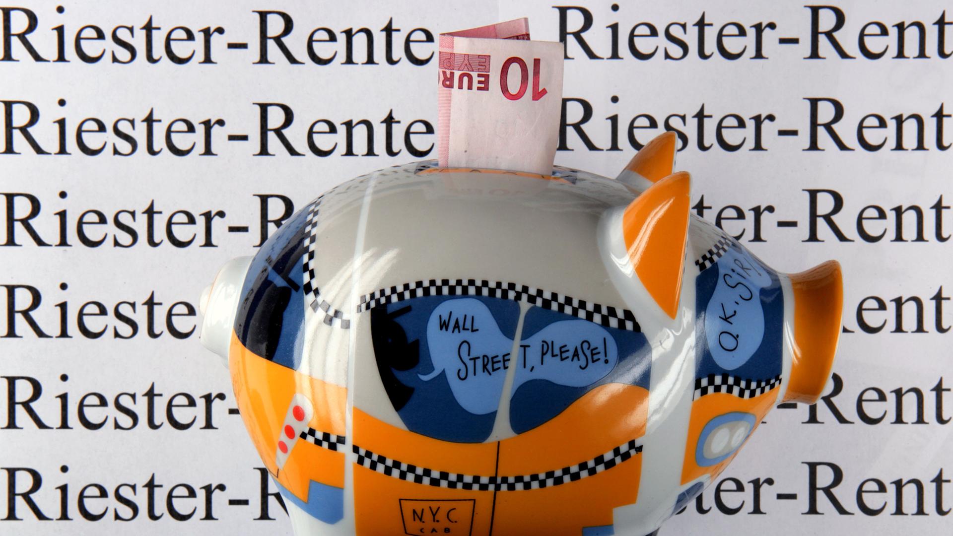 Ein Sparschwein steht vor einem Schild mit der Aufschrift Riester-Rente. Ein Sparschwein steht vor einem Schild mit der Aufschrift Riester-Rente.