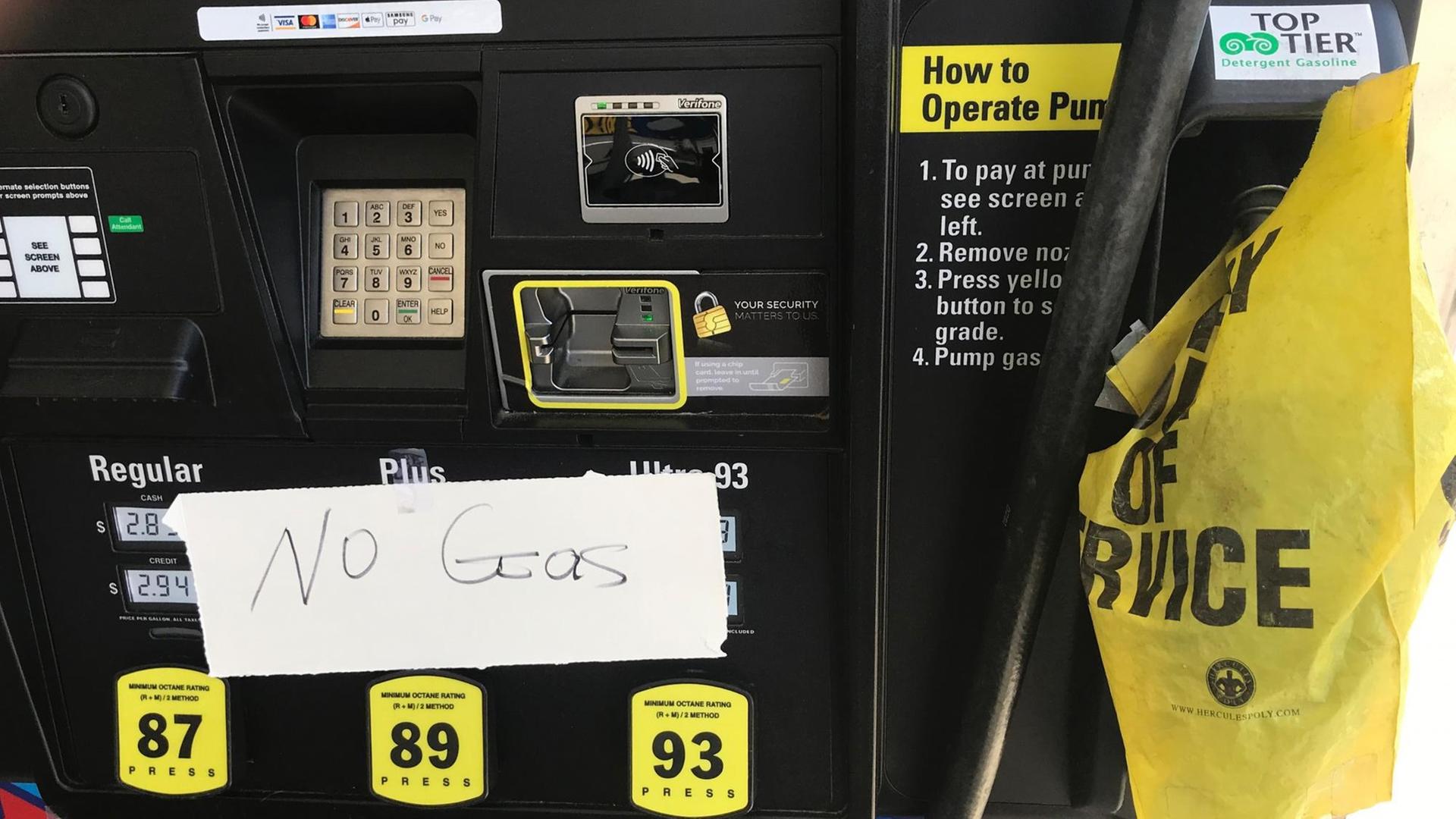 "No Gas" steht an einer Tank-Stelle in den USA. Das ist Englisch und bedeutet: "Kein Benzin"