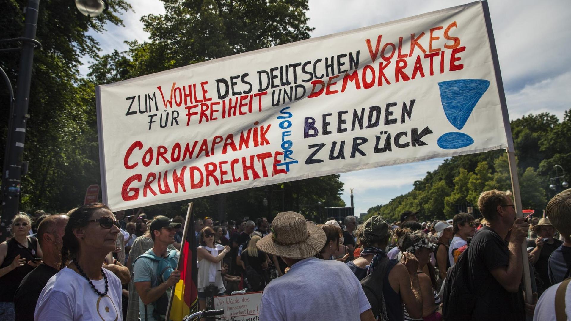 Tausende haben am 1. August in Berlin gegen die Coronaregeln demonstratiert, unter ihnen viele Verschwörungstheoretiker. Tausende haben am 1. August in Berlin gegen die Coronaregeln demonstratiert, unter ihnen viele Verschwörungstheoretiker.