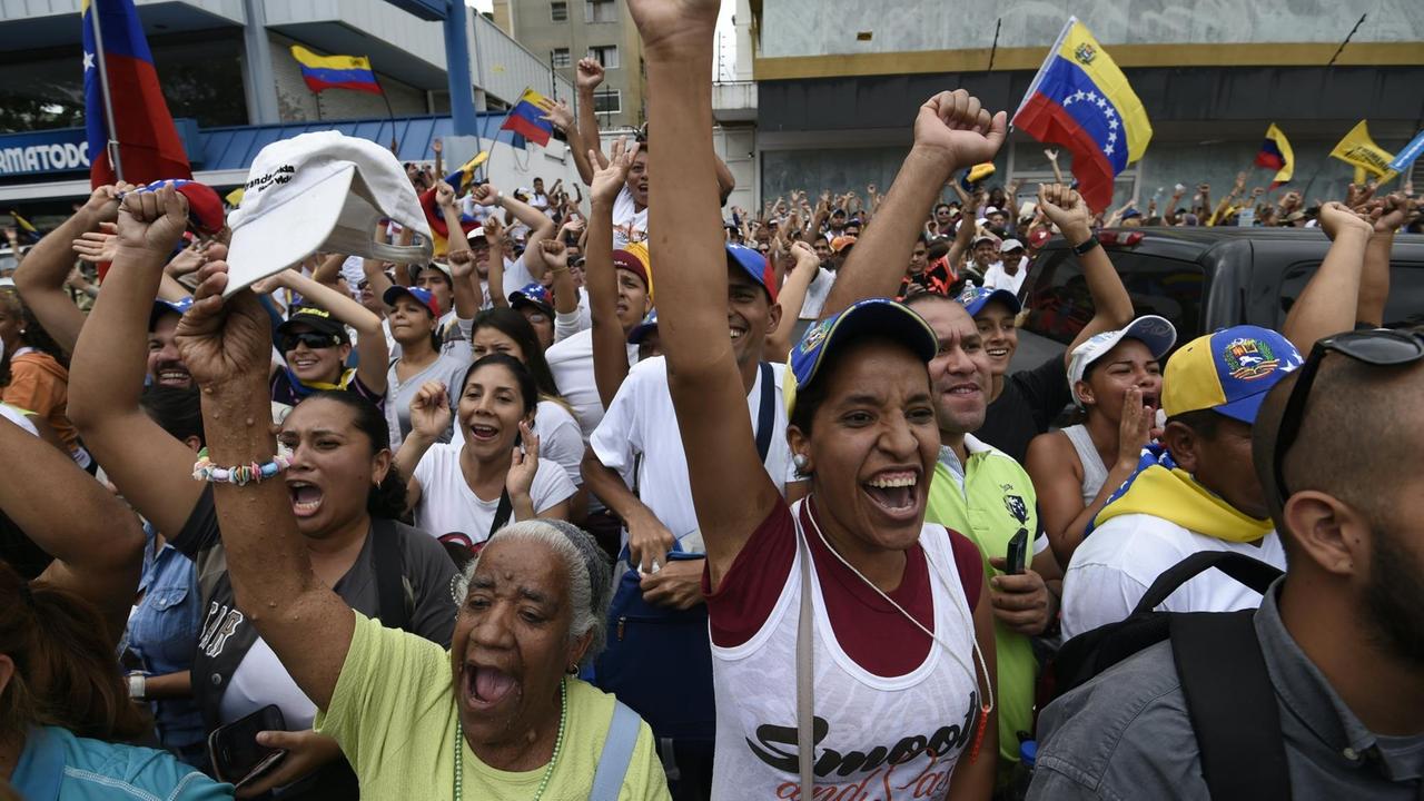 Demonstranten beim "Marsch auf Caracas" der Opposition in Venezuela.
