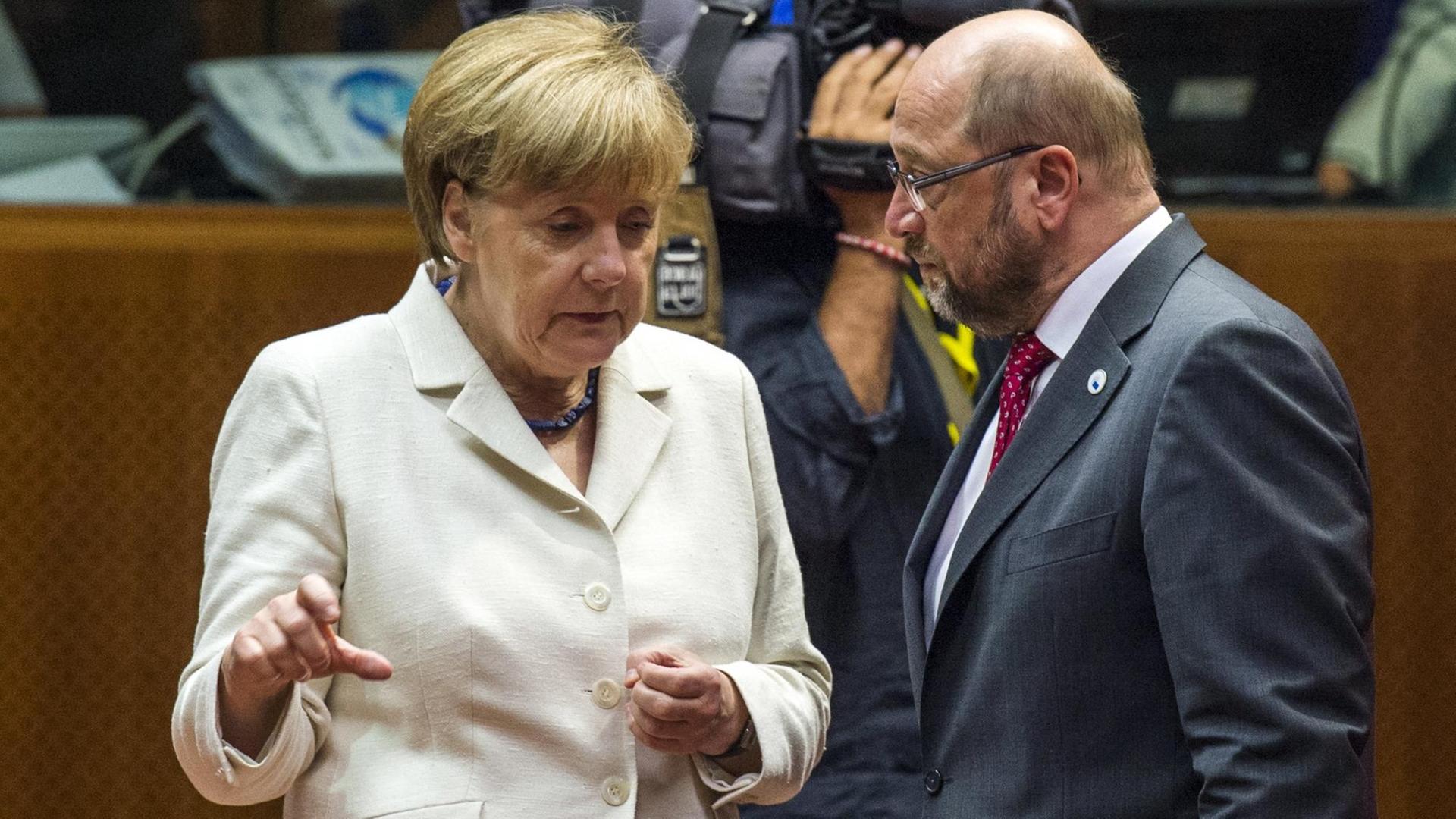 Bundeskanzlerin Angela Merkel und EU-Parlamentspräsident Martin Schulz reden während eines Gipfels in Brüssel zur Schuldenkrise in Griechenland Bundeskanzlerin Angela Merkel und EU-Parlamentspräsident Martin Schulz reden während eines Gipfels in Brüssel zur Schuldenkrise in Griechenland
