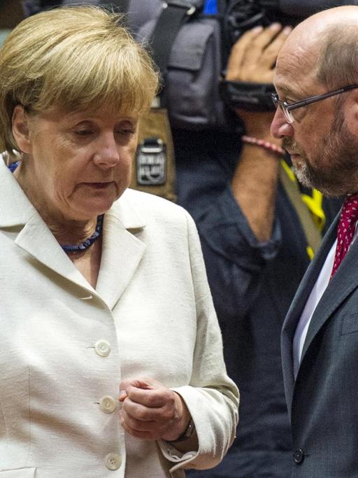 Bundeskanzlerin Angela Merkel und EU-Parlamentspräsident Martin Schulz reden während eines Gipfels in Brüssel zur Schuldenkrise in Griechenland