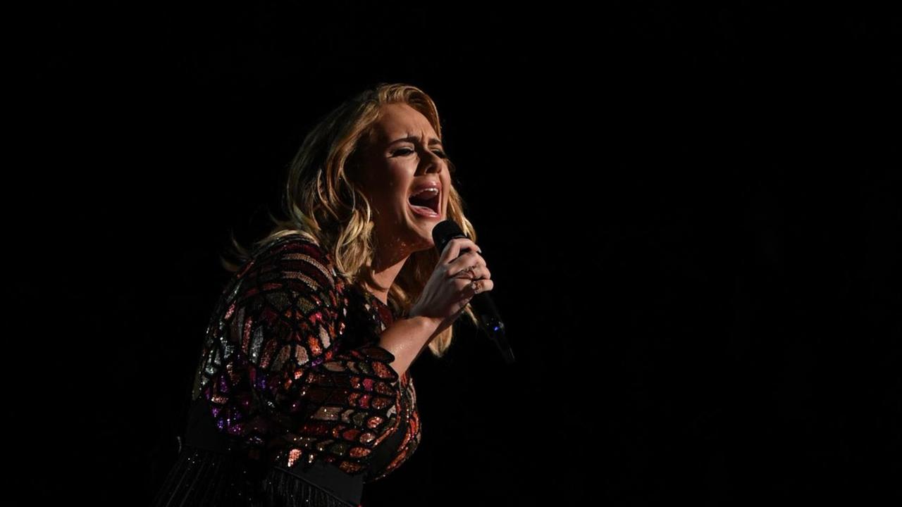 Die britische Sängerin Adele singt auf den 59. Grammy Awards am 12. Februar 2017.