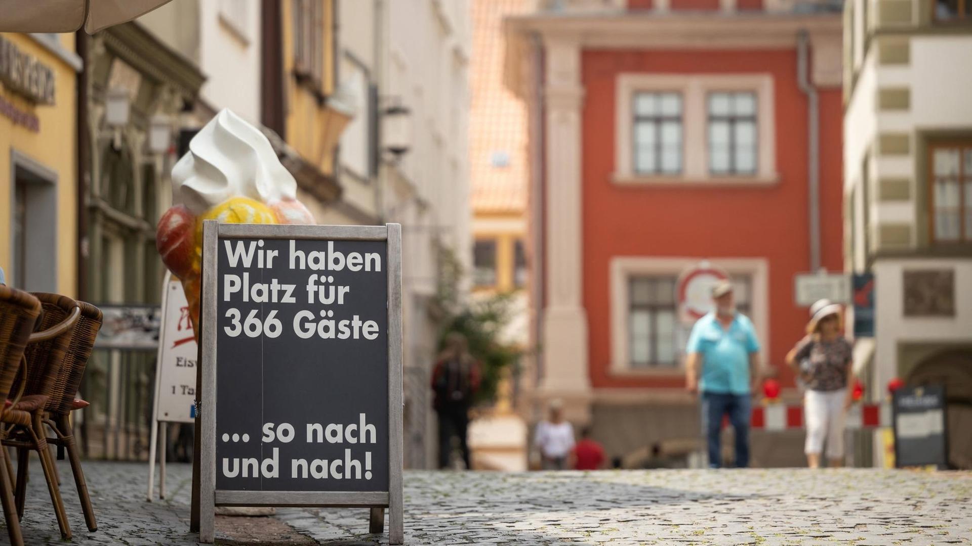 In Gotha (Thüringen) offeriert ein Café am Buttermarkt 366 Plätze – aber mit zeitlichem Abstand. In Gotha (Thüringen) offeriert ein Café am Buttermarkt 366 Plätze – aber mit zeitlichem Abstand.