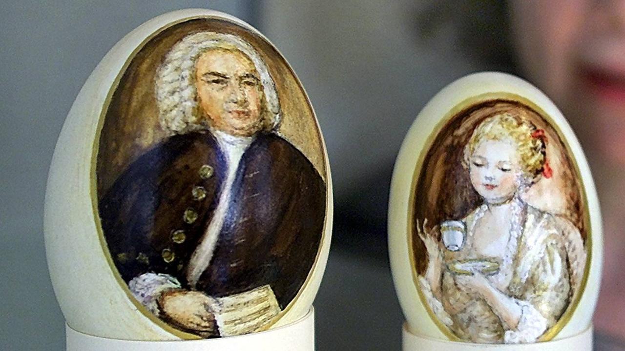 Eier mit handgemalten Portraits von Johann Sebastian Bach und des Liessgen aus der Kaffekantate, die eine Kaffeetasse vornehm vor sich hält. Eier mit handgemalten Portraits von Johann Sebastian Bach und des Liessgen aus der Kaffekantate, die eine Kaffeetasse vornehm vor sich hält.