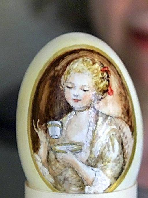 Eier mit handgemalten Portraits von Johann Sebastian Bach und des Liessgen aus der Kaffekantate, die eine Kaffeetasse vornehm vor sich hält.