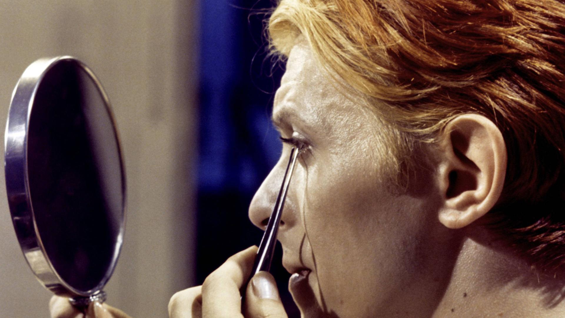 1976 bei den Dreharbeiten zu dem Film "Der Mann, der vom Himmel fiel": Auch als Schauspieler war Bowie tätig.