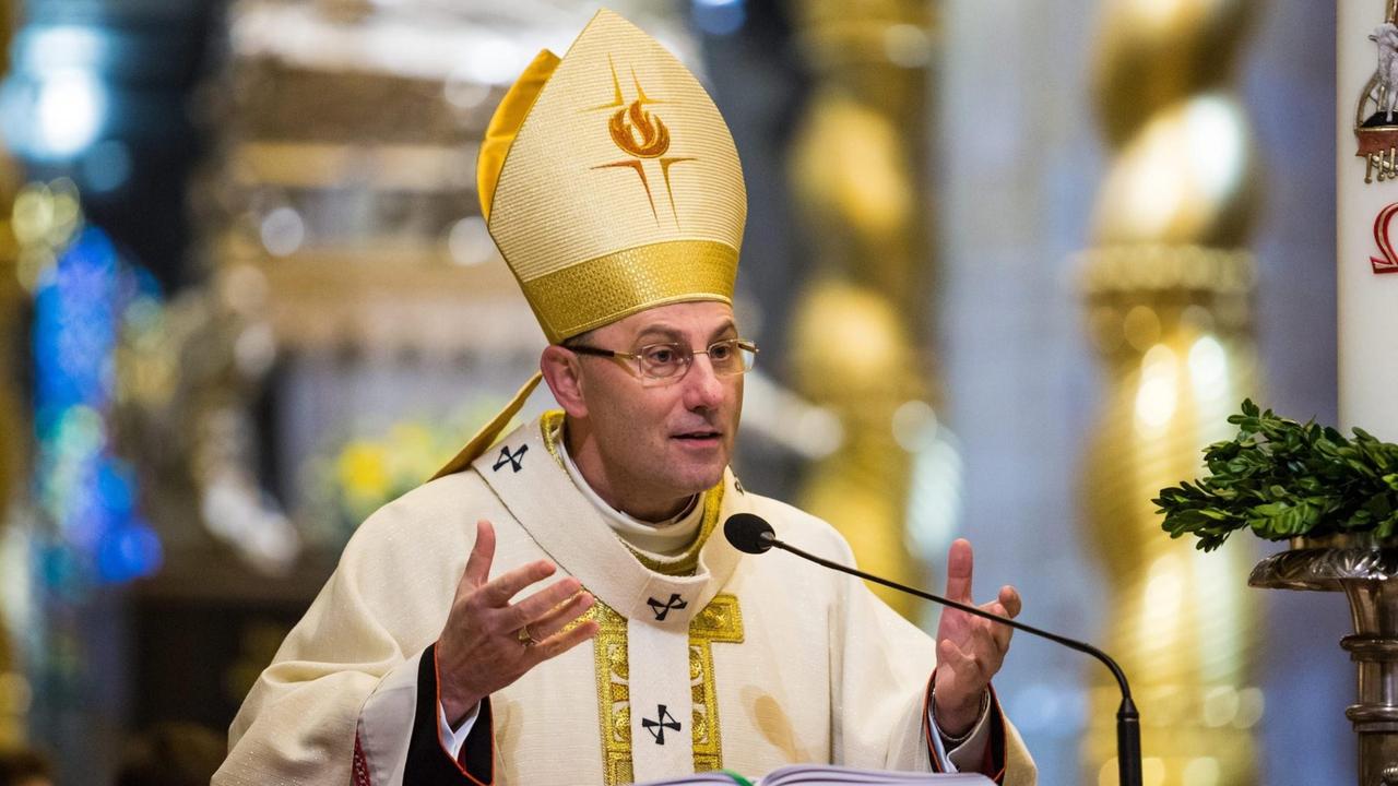 Primas Wojciech Polak, Oberhaupt der katholischen Kirche in Polen, während der Ostermesse in Gniezno, Polen. Primas Wojciech Polak, Oberhaupt der katholischen Kirche in Polen, während der Ostermesse in Gniezno, Polen.
