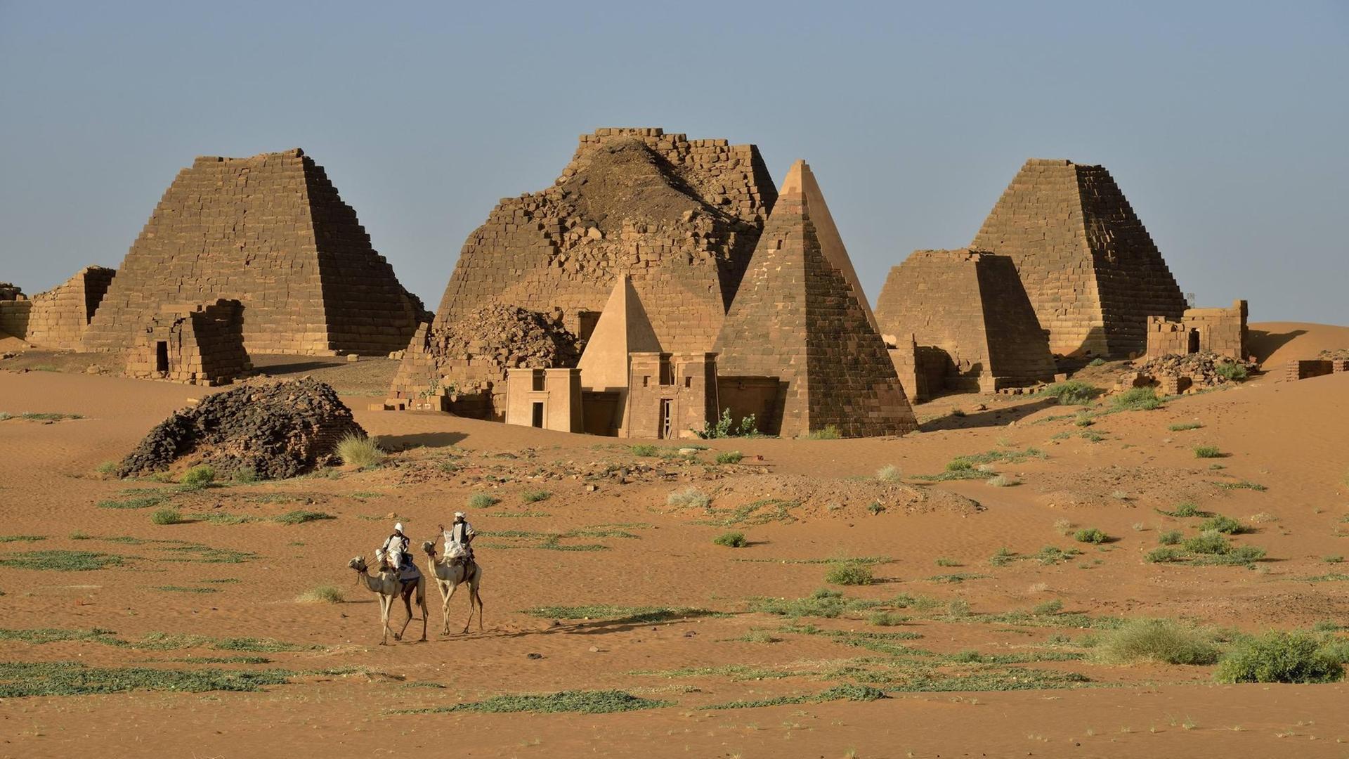 Die Pyramiden des Nordfriedhofs von Meroë im Sudan. Die Pyramiden des Nordfriedhofs von Meroë im Sudan.