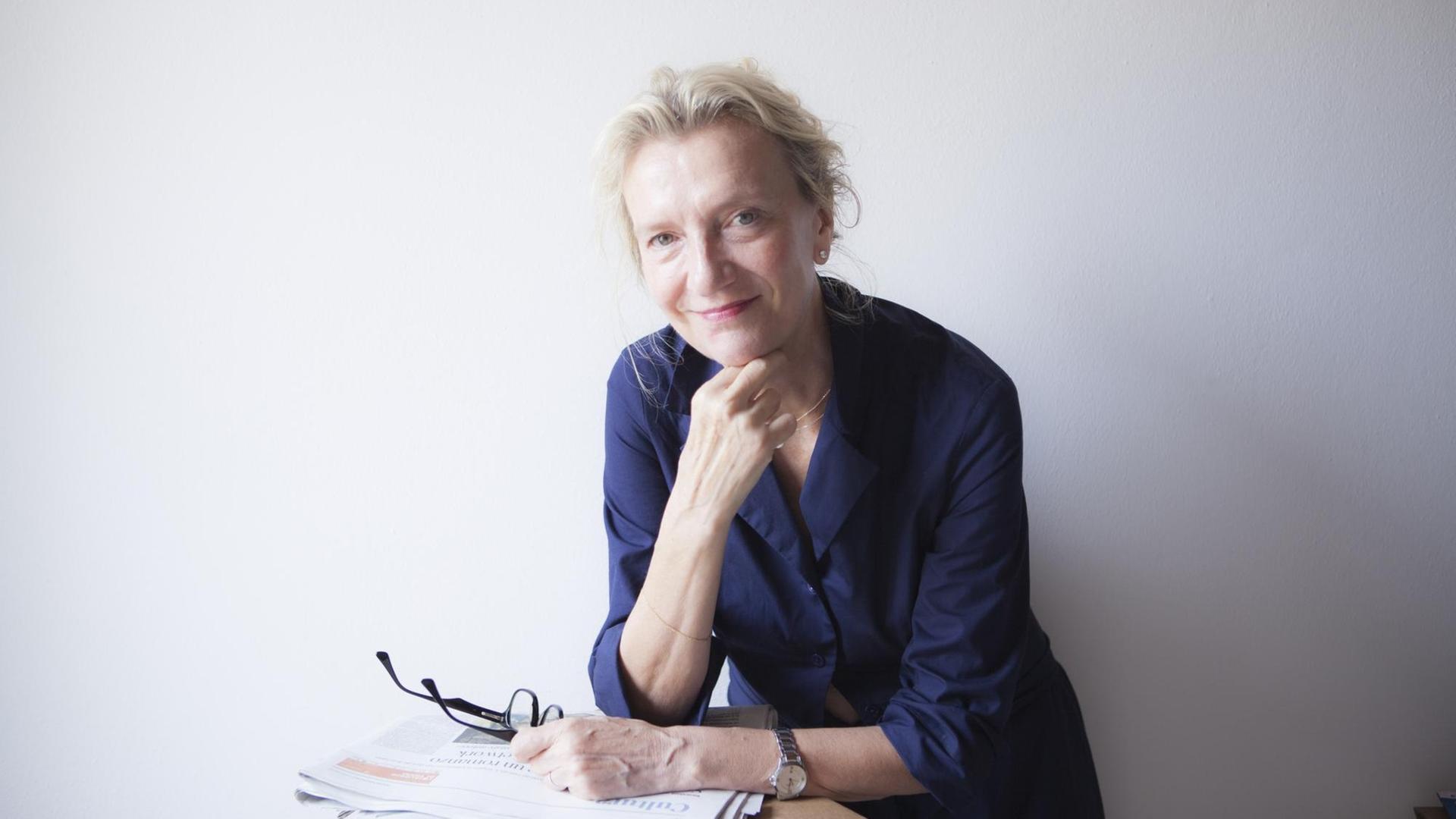 Porträt von Elizabeth Strout in nachdenklicher Pose vor einer hellen Wand, fotografiert 2014. Porträt von Elizabeth Strout in nachdenklicher Pose vor einer hellen Wand, fotografiert 2014.