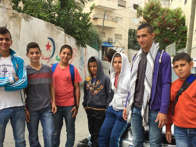 Tarek (links) und seine Freunde in Isawiya