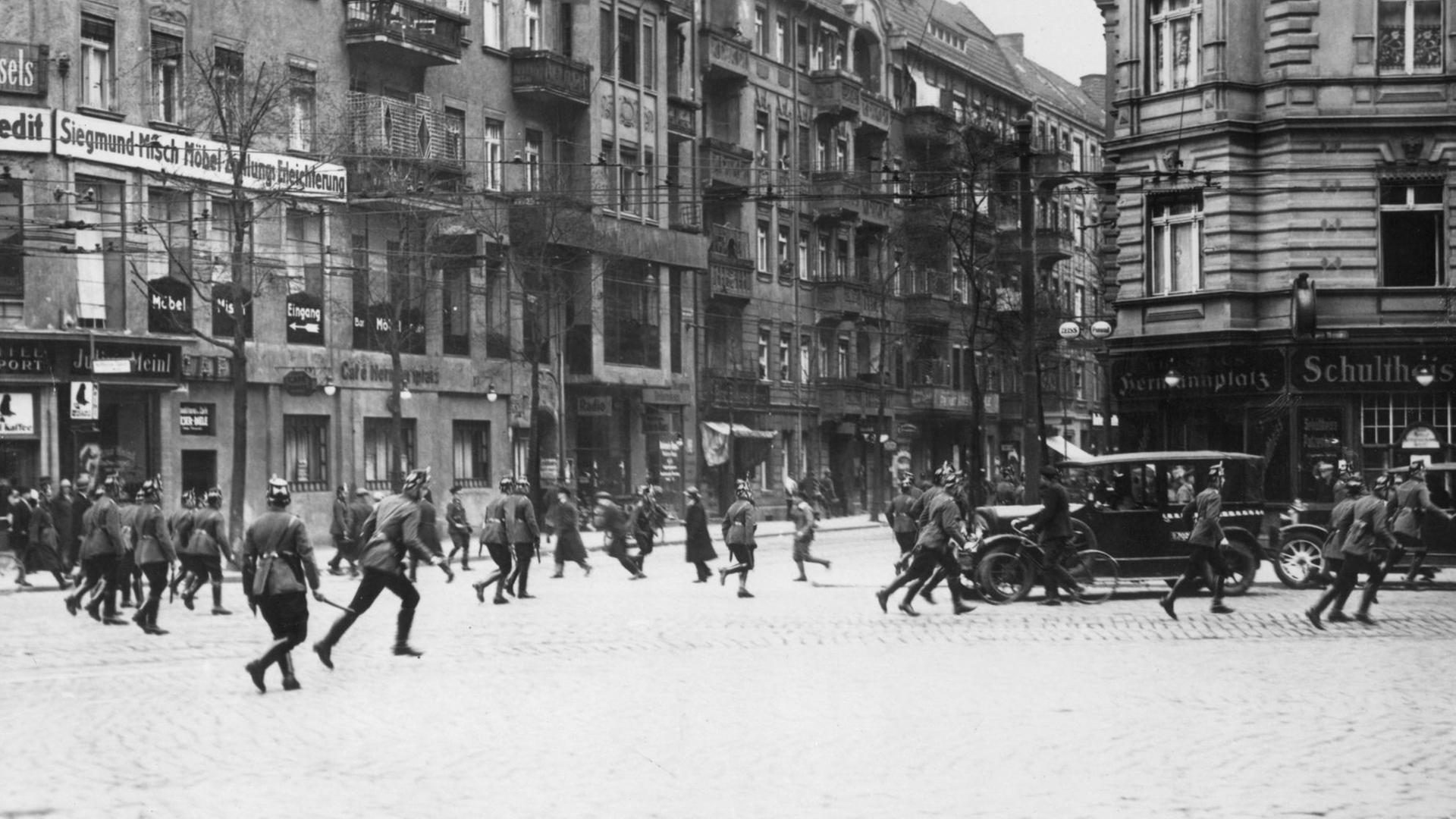 Polizisten verfolgen Demonstranten am Hermannplatz in Berlin Neukölln am 1. Mai 1929. Polizisten verfolgen Demonstranten am Hermannplatz in Berlin Neukölln am 1. Mai 1929.