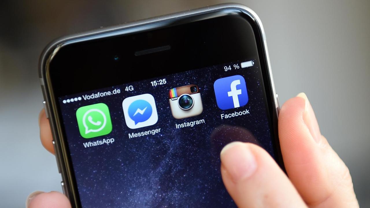 Smartphone mit Icons von Sozialen Netzwerken Smartphone mit Icons von Sozialen Netzwerken