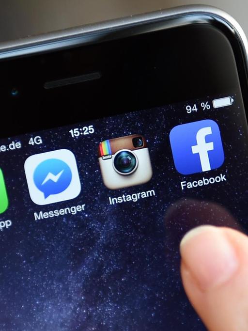Smartphone mit Icons von Sozialen Netzwerken