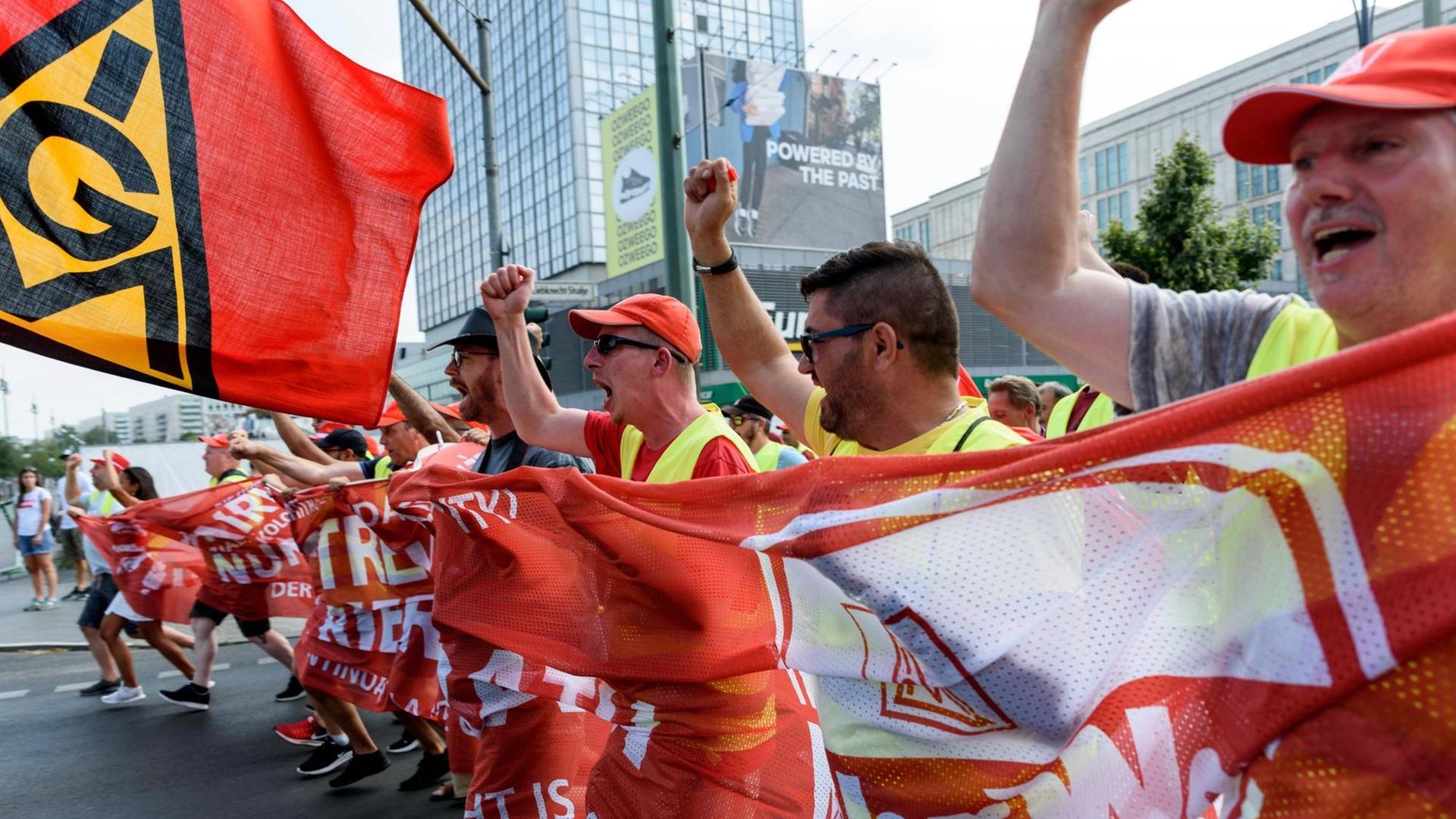 Demonstration von streikenden Mitarbeitern aus Trier und Brandenburg in Berlin für die Anerkennung der IG Metall Tarifverträge.